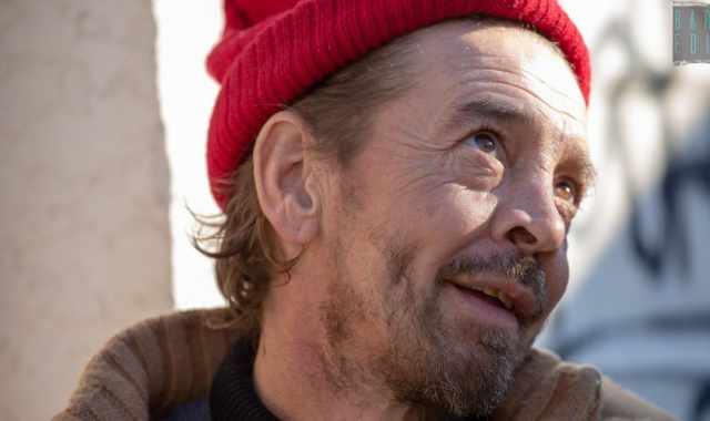 Bari, "Marco buongiorno"  morto: fiori sul cavalcavia dove il clochard sorrideva al mondo